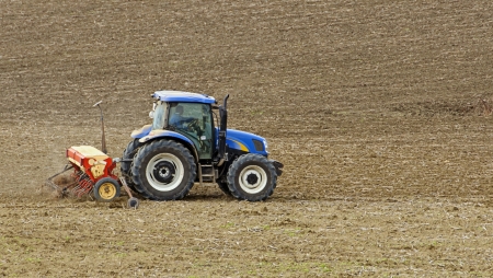 tractor plowing landのeditorial素材