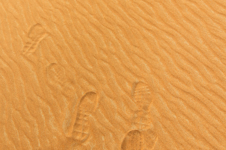 Close-up photo of footprints on the sand of a desert in the United Arab Emiratesの写真素材