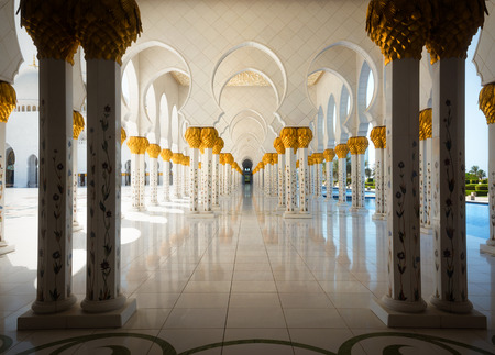 Abu Dhabi, UAE: Sheikh Zayed Grand Mosque on October 2, 2014 in Abu Dhabiのeditorial素材