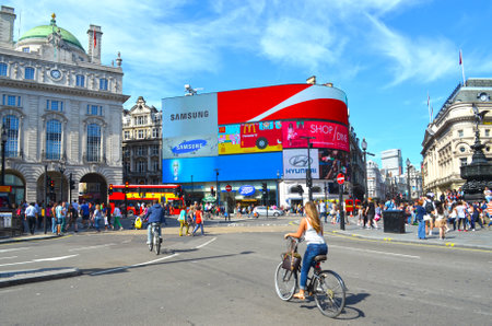 London, Great Britain - August 02, 2015: Scene of city life at Piccadilly Circus in Londonのeditorial素材