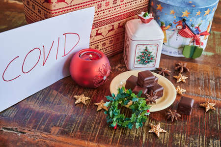 Photo of traditional Christmas decorations complemented by references to the corona pandemic.