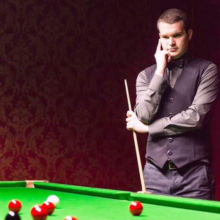 Professional snooker player, contemplating over table.の写真素材