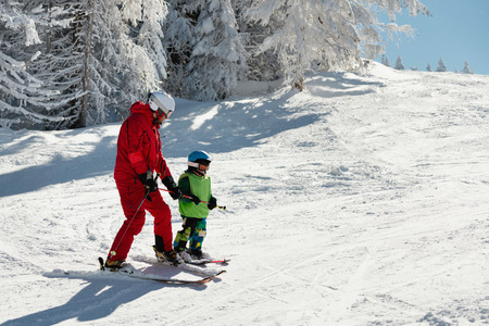 Skiing instructor and a little boyの写真素材