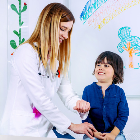 Pediatrician measuring little boyâs heart rateの写真素材