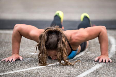 Woman doing pushupsの写真素材