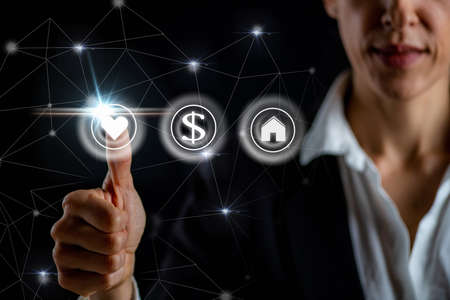 Making  the right investment choice on a virtual screenの写真素材