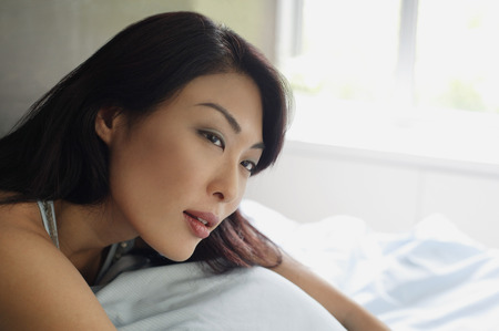 Woman looking away, head shotの写真素材