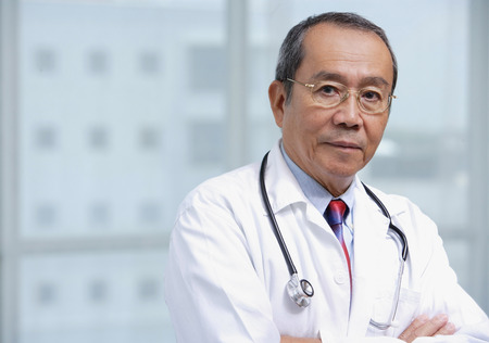 Doctor with arms crossed, looking at cameraの写真素材