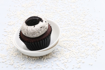 Chocolate cupcake with vanilla buttercream frosting mixed with cookie crumbsの素材