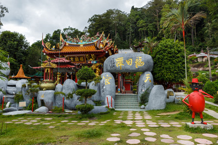 PANGKOR, MALAYSIA - NOVEMBER 29, 2017: Chinese Buddhist temple on the island of Pangkor, Malaysia in november 29.のeditorial素材