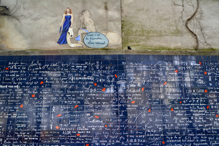PARIS, FRANCE - OCTOBER 19: Le mur des je t'aime in Paris, France on October 19, 2013. It is a love-themed wall in Montmartre where the phrase "I love you" is featured 311 times in 250 languages.のeditorial素材