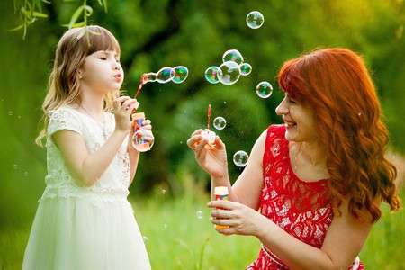 Mother and daughter walk in the Park