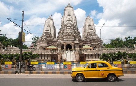 View of Birla Mandir and a taxi passing by in Calcutta, India のeditorial素材