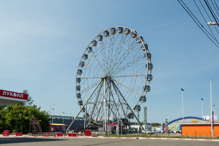 Ferris wheel installed in the city center.のeditorial素材