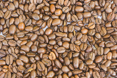 Background with roasted brown coffee beans, close-up of coffee beansの写真素材