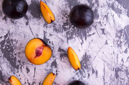 Plum whole and sliced, with the slices with mint leaves