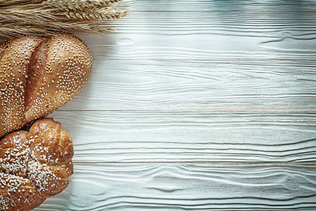 Bread bunch of wheat ears on white board.の写真素材