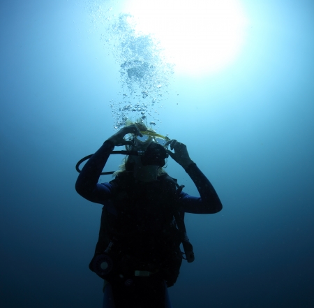 Diver clearing the mask underwaterの写真素材