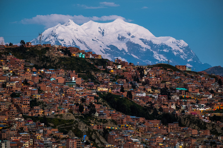 City of La Paz and mountain of Illimani at twilight, Boliviaの写真素材