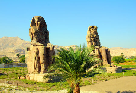 colossi of memnon gigantic statues in Luxor Egyptのeditorial素材