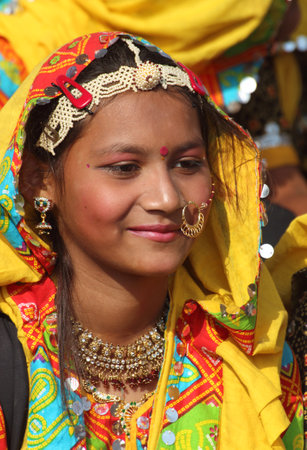 PUSHKAR, INDIA - NOVEMBER 21 2012: Portrait of smiling Indian girl in colorful ethnic attire at Pushkar camel fairのeditorial素材