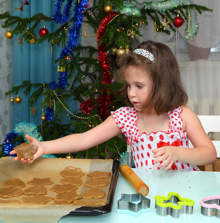 Little girl baking Christmas cookies at homeの写真素材