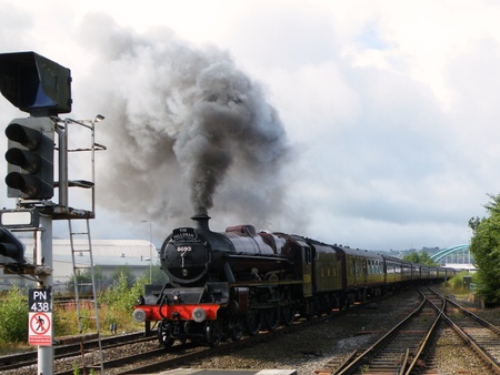 Jubilee 5690 hauls The Fellsman into Blackburn