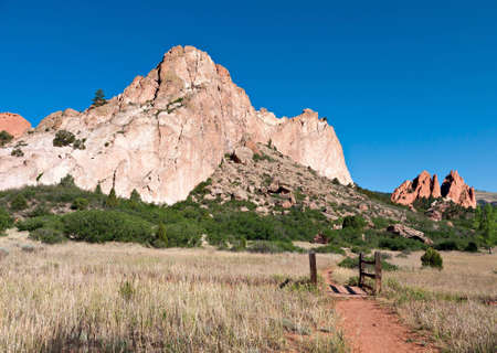 A small bridge along a Garden Of The Gods hiking trail.の写真素材