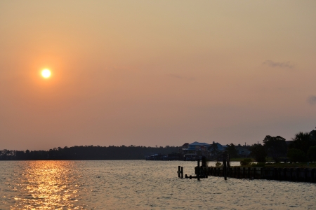 Sunset Over the Waterの写真素材