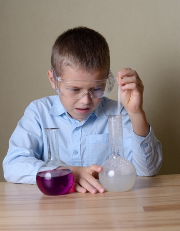 child is doing experiments in chemistryの写真素材
