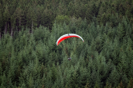 para glider in front of mountainの写真素材