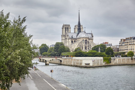 River Seine and Notre Dame de Paris, Paris, France, Europe