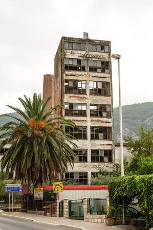 KOTOR, MONTENEGRO - AUGUST 30, 2009: An abandoned building that sustained major damage after the 1979 earthquakeのeditorial素材