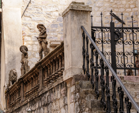KOTOR, MONTENEGRO - AUGUST 30, 2009: Statues of children and a lion on the parapet of an elevated terraced entranceのeditorial素材