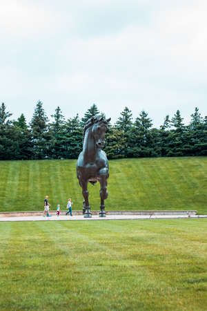 The American horse statue at the Frederik Meijer Gardens in the summeのeditorial素材