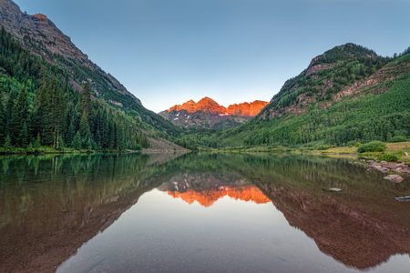 Maroon Bells Sunrise near Aspen Coloradoの写真素材