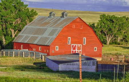 Rural scene of red barn in a countryside setting のeditorial素材