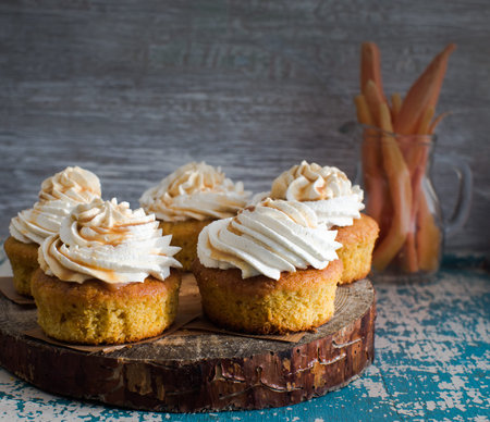 Carrot muffins with cream
