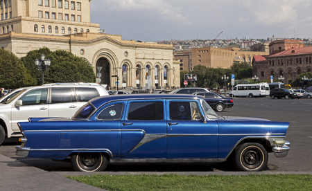 YEREVAN, ARMENIA - SEPTEMBER 17,2017 :Vintage soviet blue car Chaika in the historic center of the city.のeditorial素材