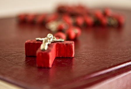Crucifix with red chain of beads on Bibleの写真素材