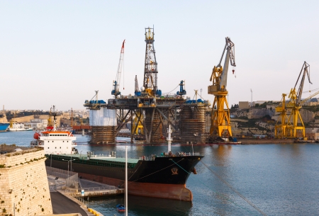 Oil platform in repair in the harbor of Malta in clear weather on a background of blue skyの写真素材