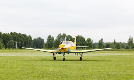 piston training aircraft on the ground with the engine running