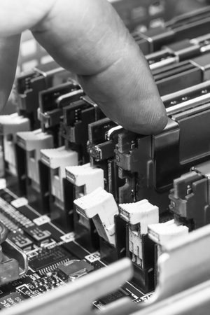 server maintenance, removing the memory module from the system board, closeup