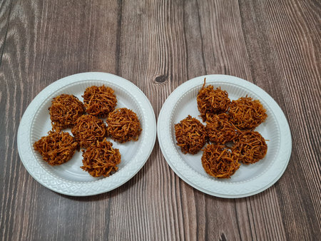 A market snack made from grated sweet potato that is fried has a sweet taste, the name is carang mas