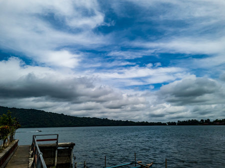 The natural scenery on the Island of the Gods, Bali, has clear water and bright blue skies