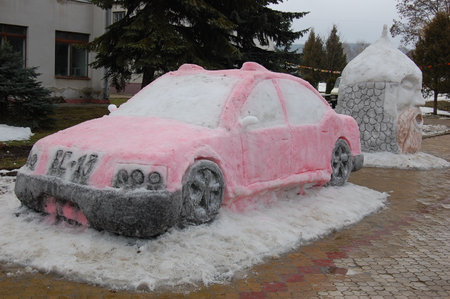 Ukraine. Dubno.Rivne region.January 2019.Snow statues exhibited on the street for inspection and evaluation by participants and guests of the winter holiday.The wires of winter.Fabulous snow figures.のeditorial素材