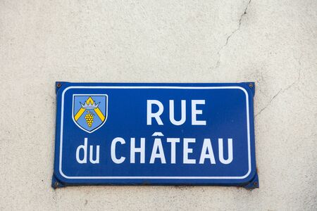 France Beaune 2019-06-20 Closeup authentic vintage steel or metal french street plate, french text - Rue de Chateau on vintage wall. English translation: Castle Streetのeditorial素材