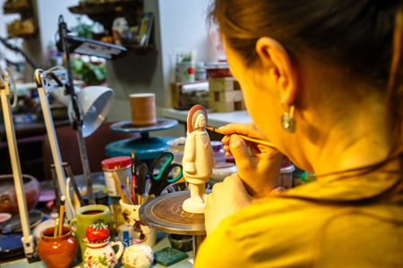A pottery. The artist draws on the dishes and ornament drawings.の写真素材