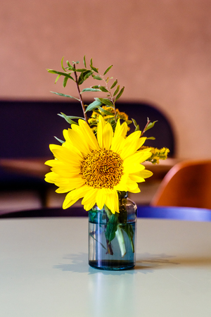 Yellow flower, the Daisy stands in a vase in a small cafeの写真素材