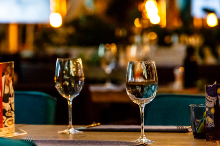 The glasses are in the evening on the table in the restaurantの写真素材
